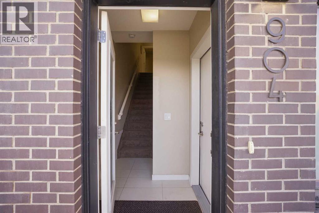 904, 218 Sherwood Square NW