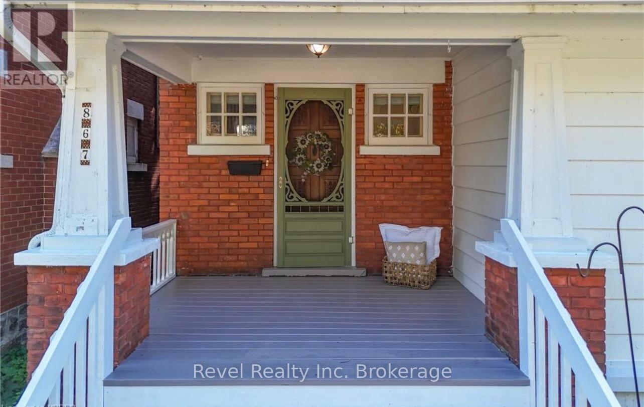 867 MCINTYRE STREET W