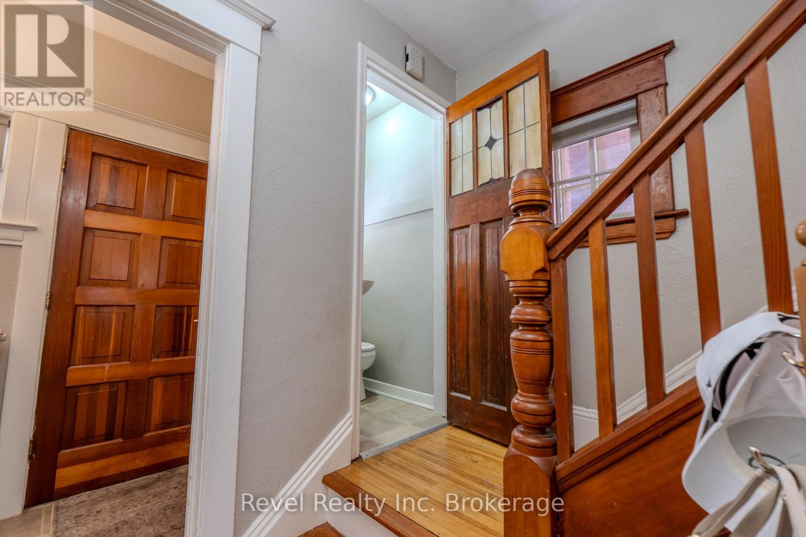 867 MCINTYRE STREET W