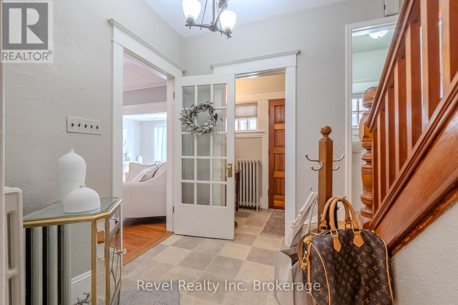 867 MCINTYRE STREET W