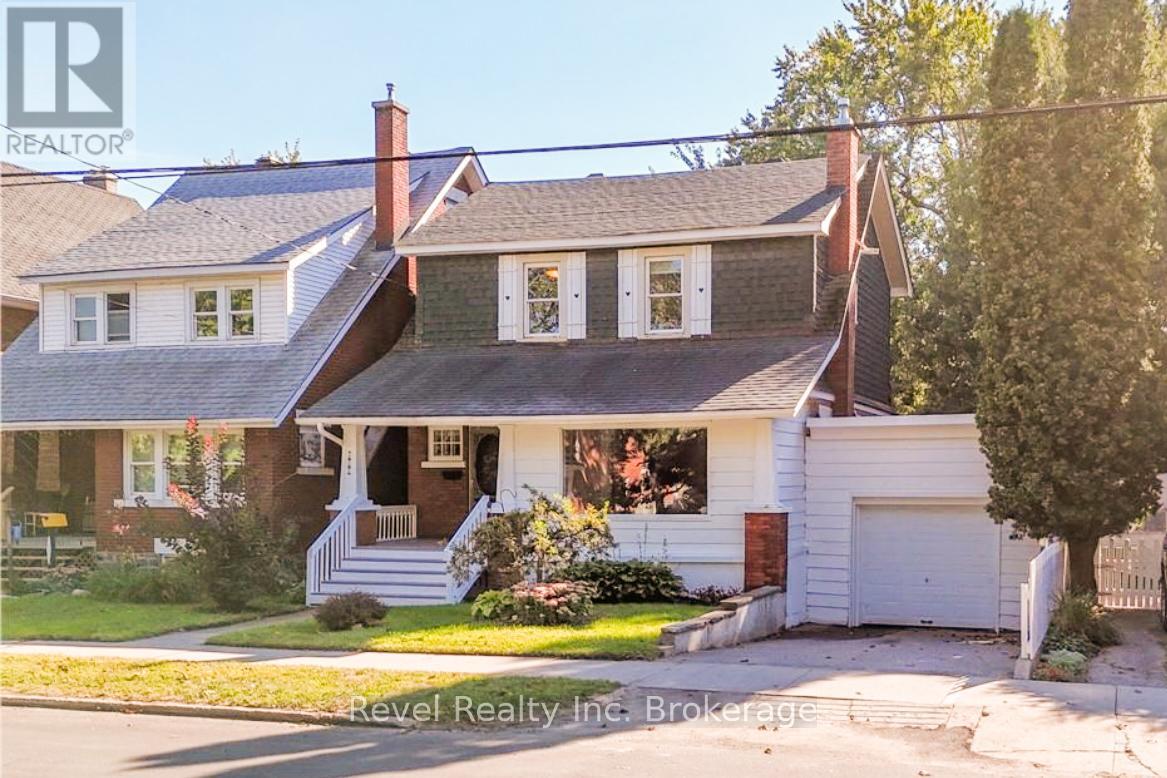 867 MCINTYRE STREET W