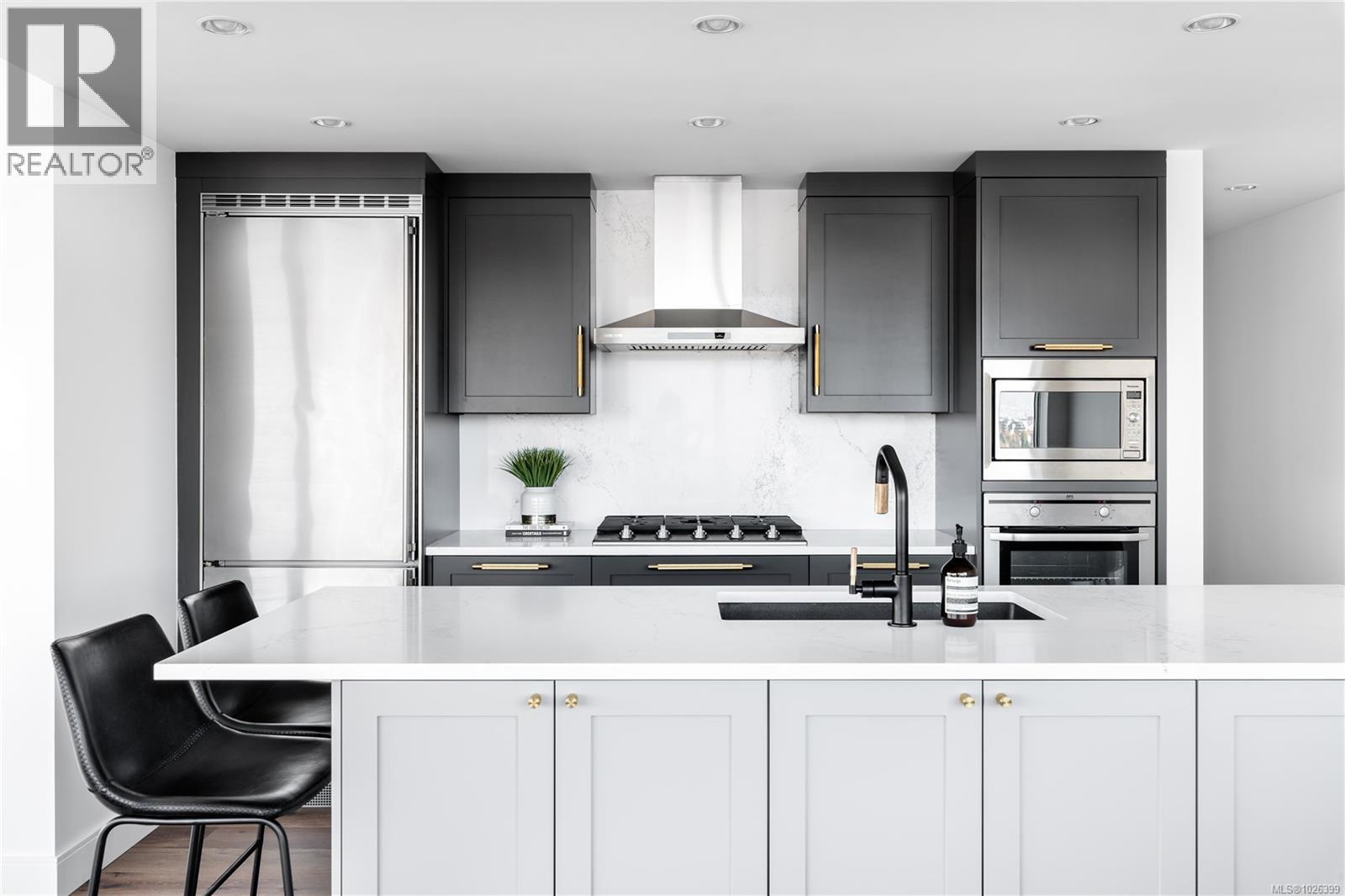 1105 707 Courtney St