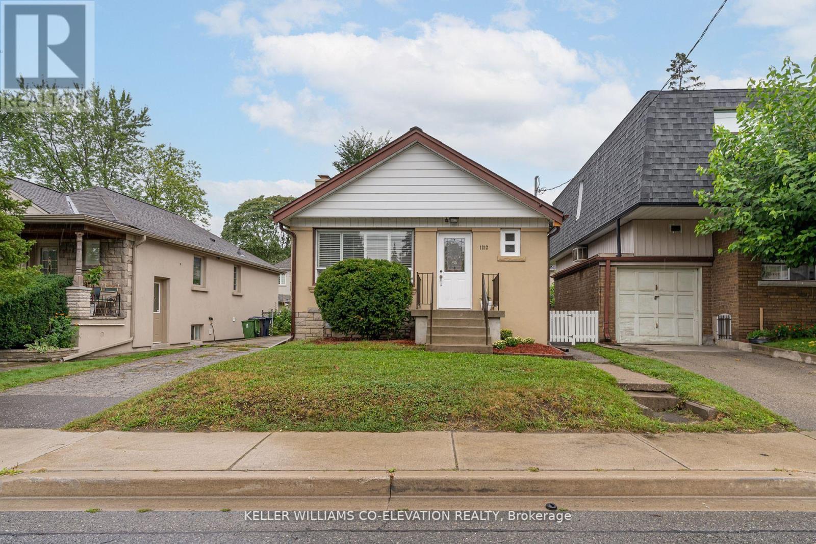 Photo 1 of 40 — 1212 Islington, Toronto, ON M8Z4T1