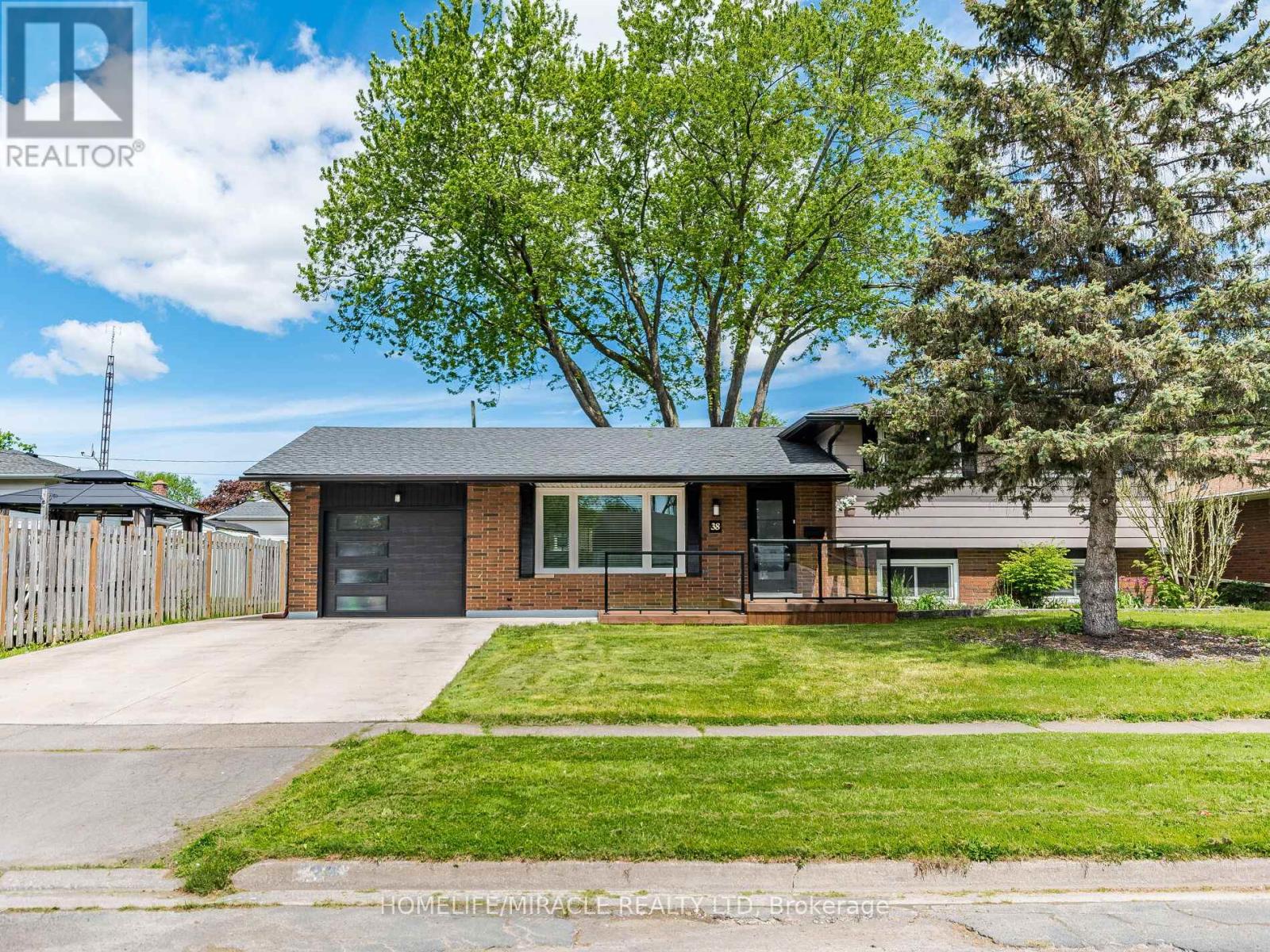 Photo 1 of 50 — 38 MARTHA COURT, Welland (Prince Charles), ON L3C4N2