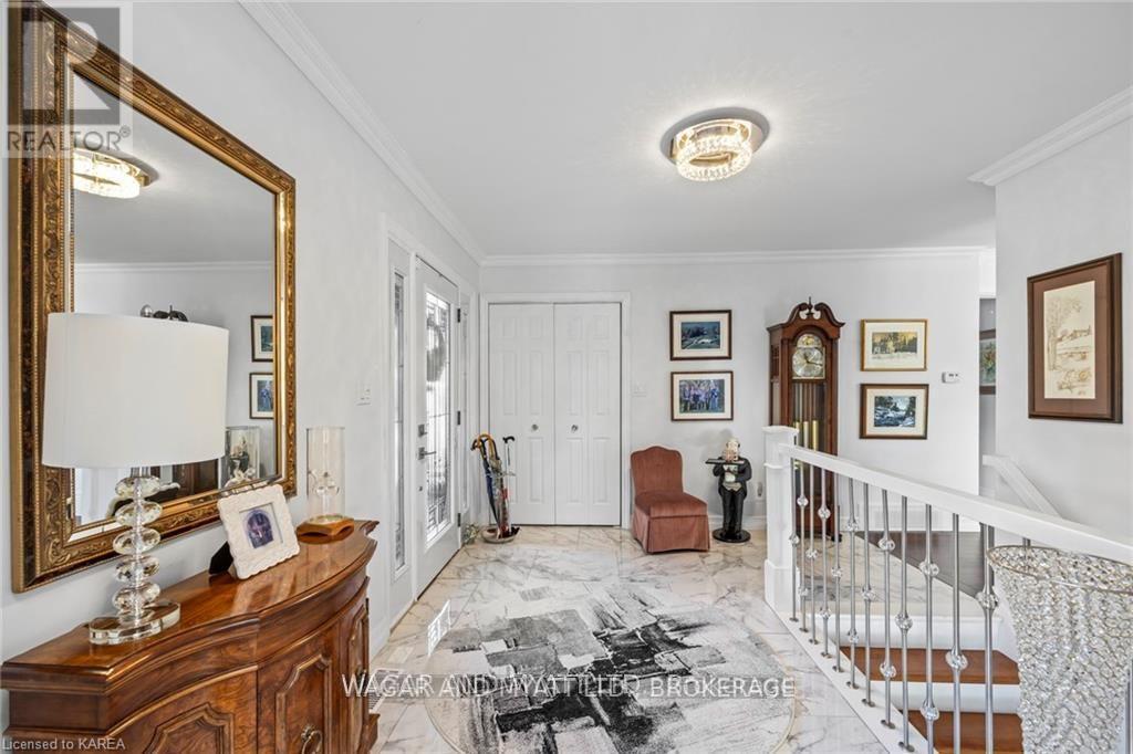 372 DUNDAS STREET W