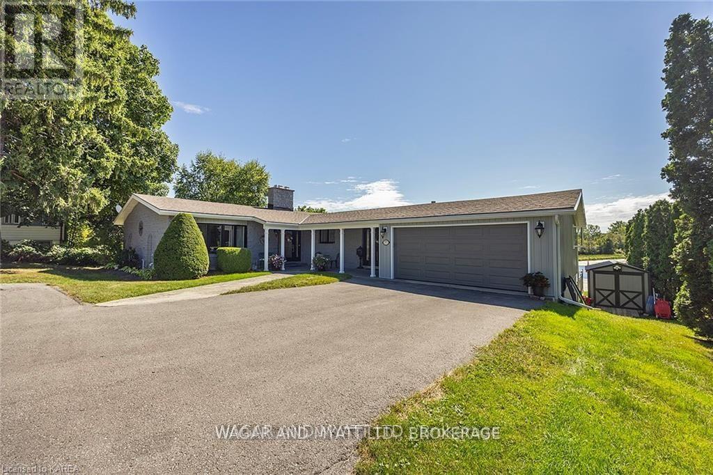 372 DUNDAS STREET W