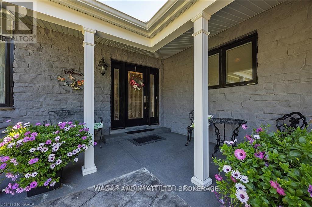 372 DUNDAS STREET W
