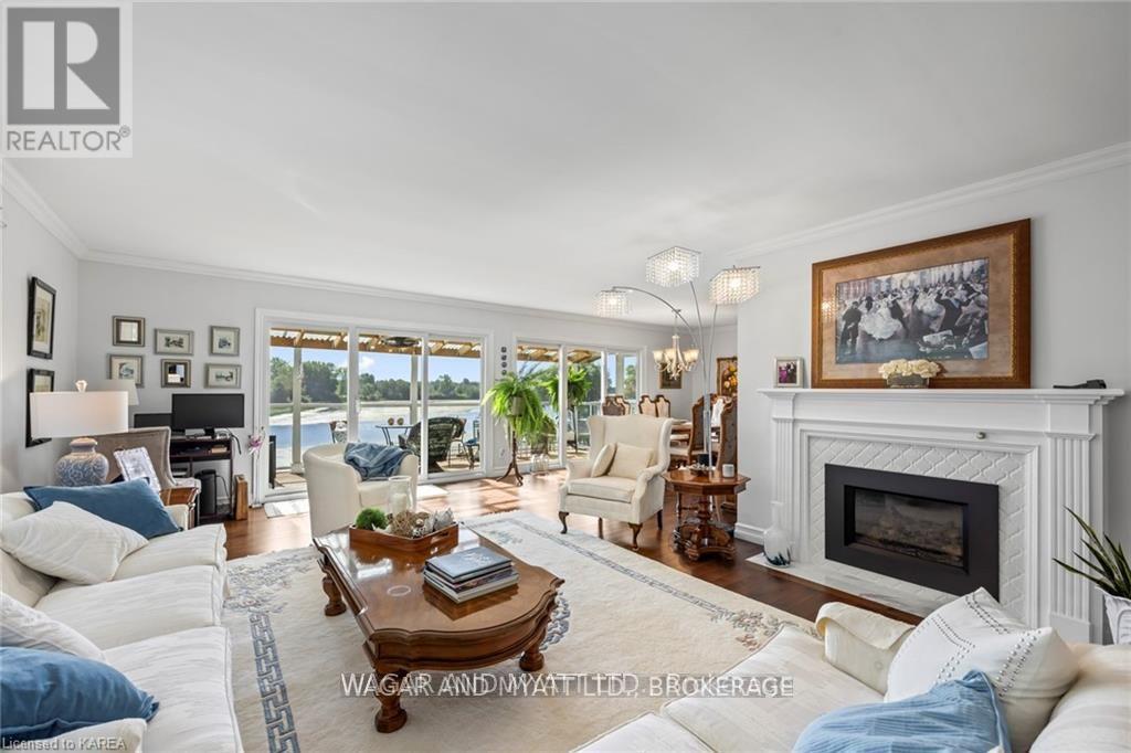372 DUNDAS STREET W