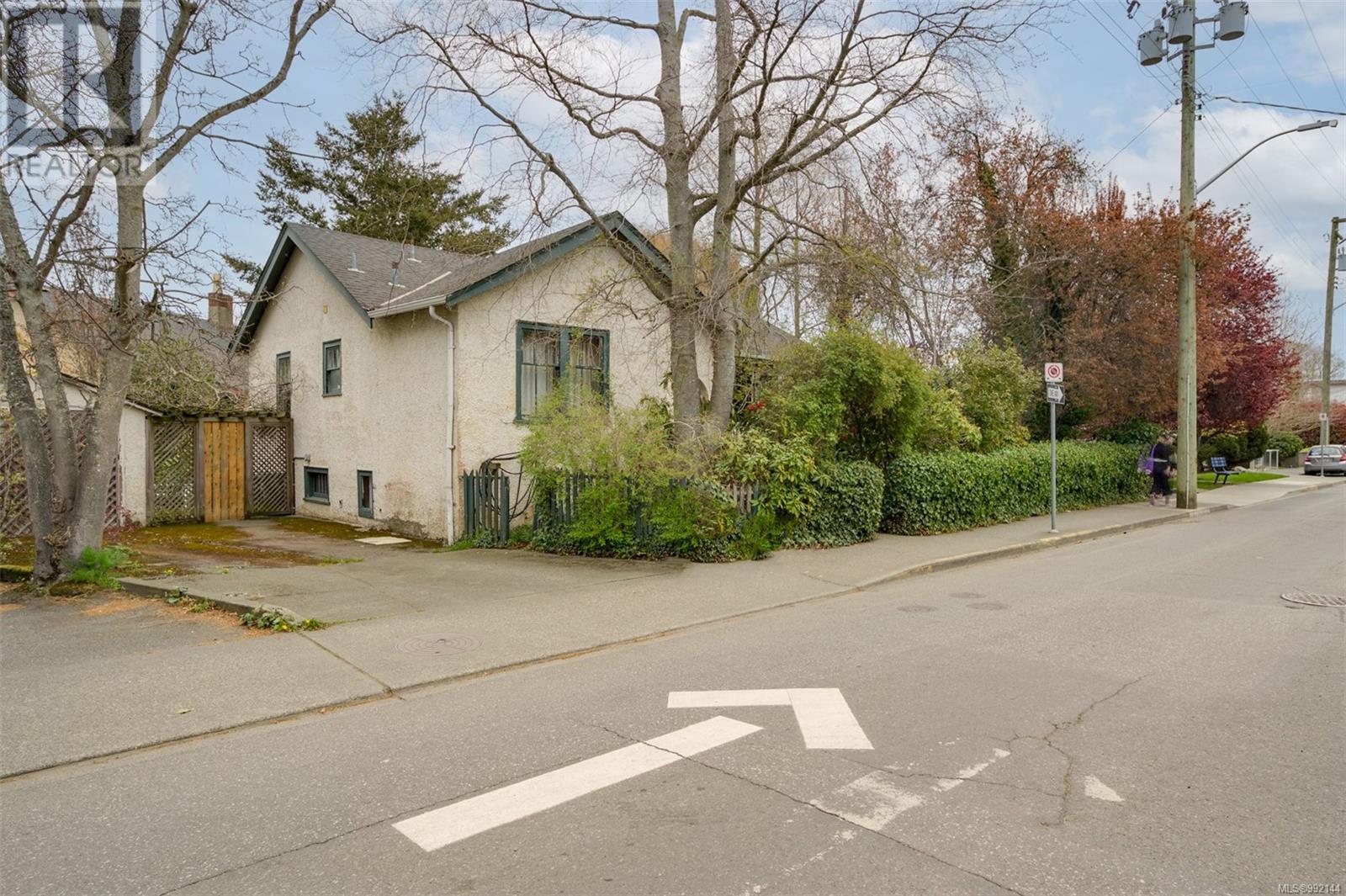 516 Simcoe St