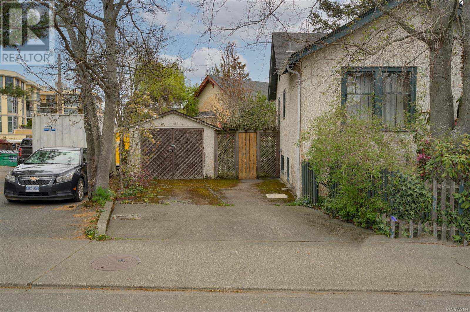 516 Simcoe St