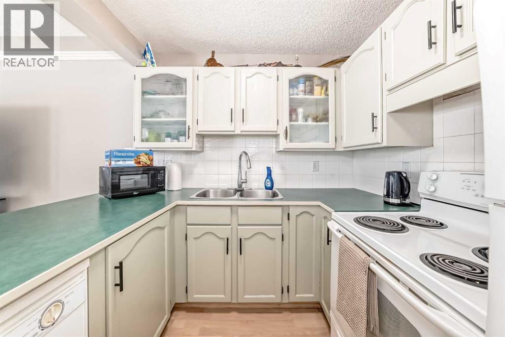 144 Country Hills Villas NW