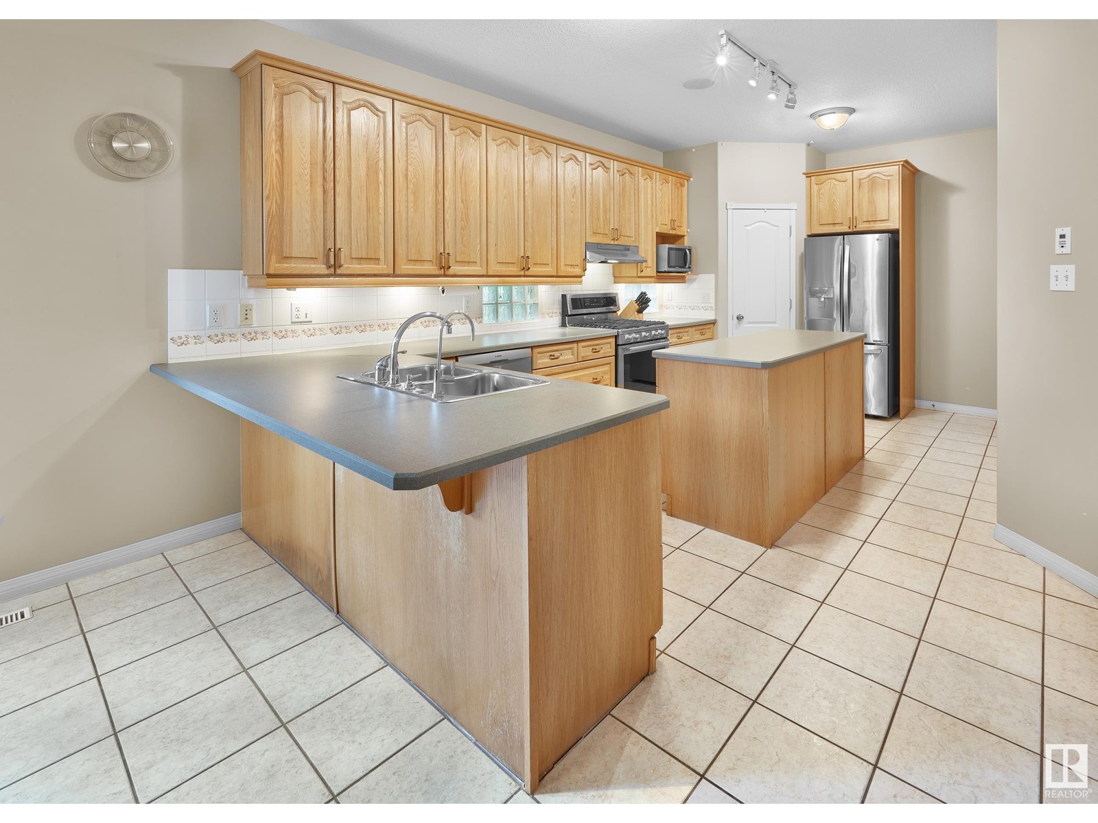 8709 102 AV NW