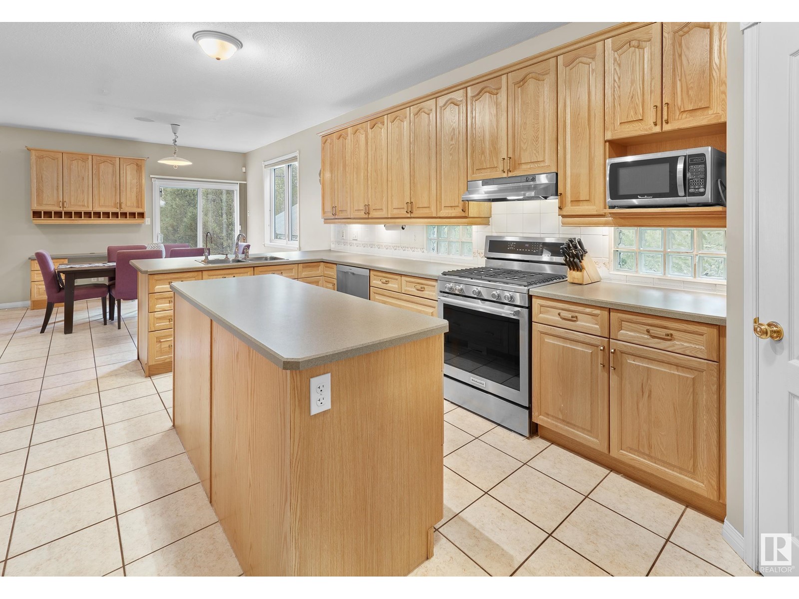 8709 102 AV NW