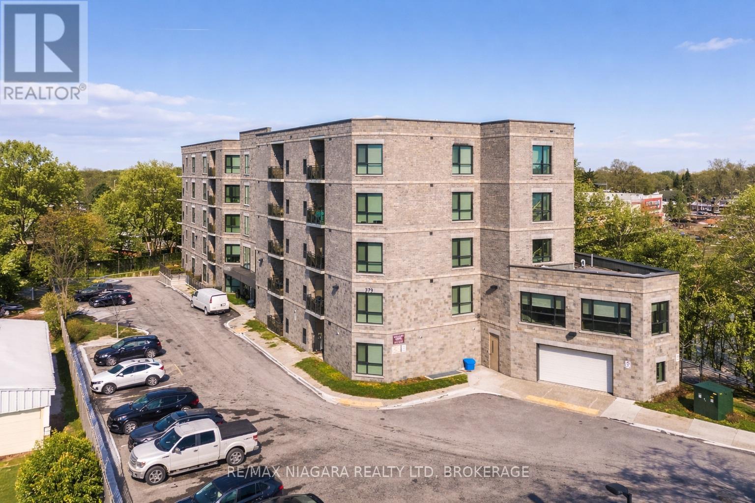 Photo 1 of 22 — 209 - 379 SCOTT STREET Unit 209, St. Catharines (Vine/Linwell), ON L2M3W2
