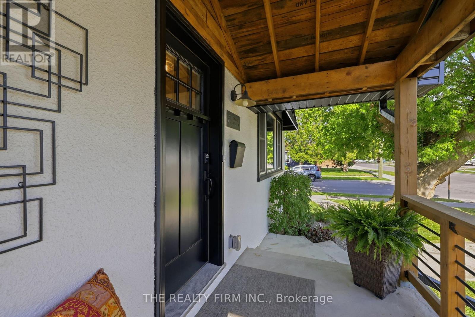 8 BRISCOE STREET W