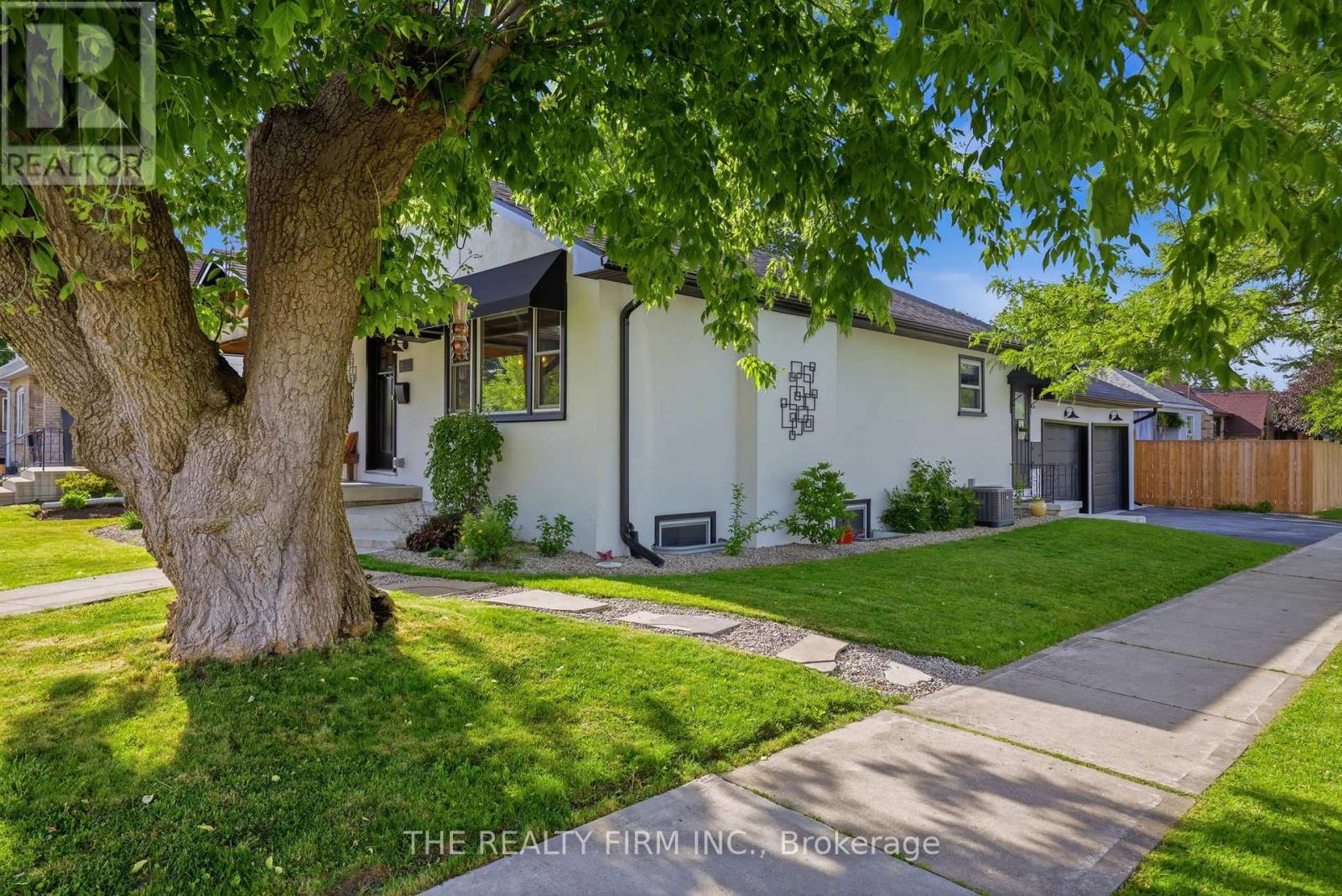 8 BRISCOE STREET W