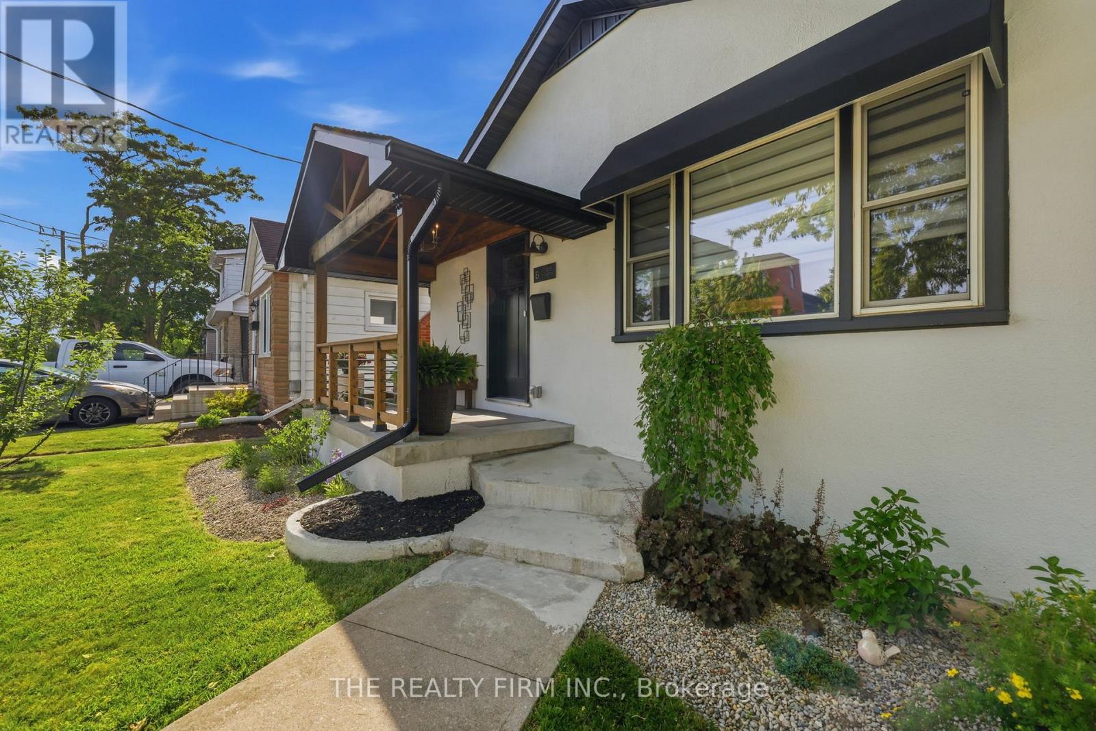 8 BRISCOE STREET W