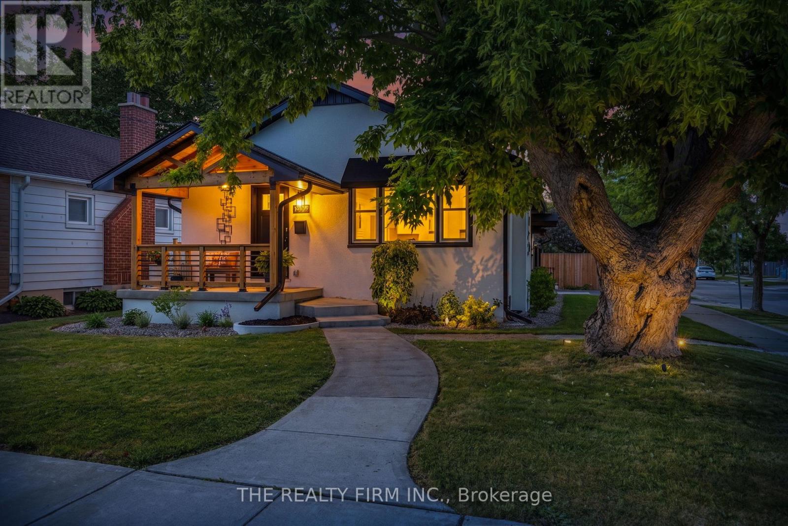 8 BRISCOE STREET W