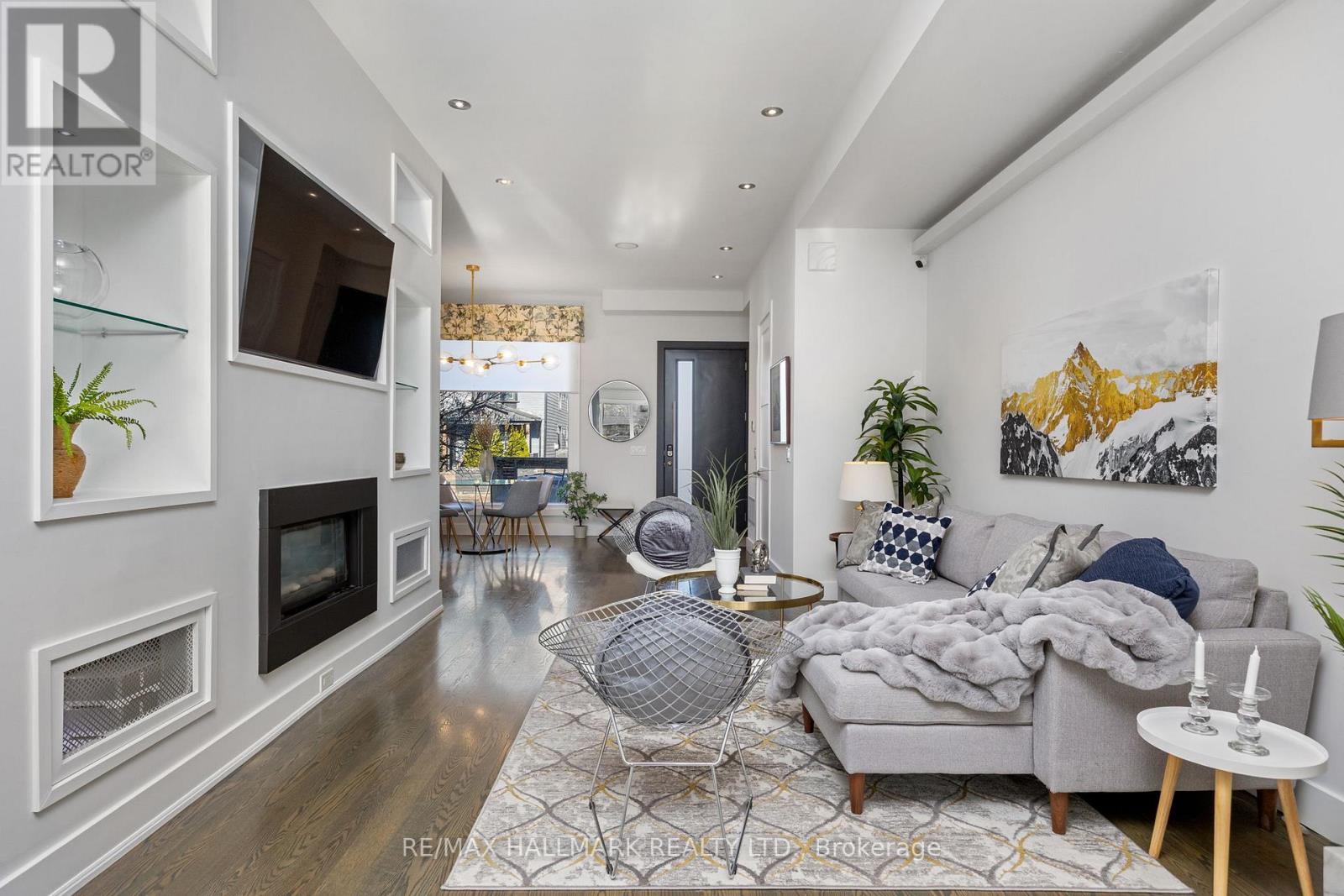 1549 DUNDAS STREET E