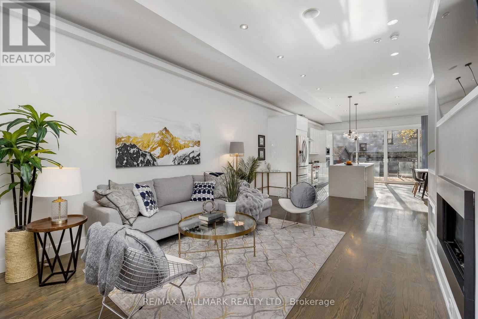 1549 DUNDAS STREET E