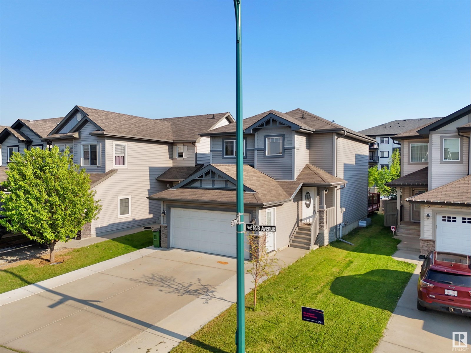 3363 16B AV NW