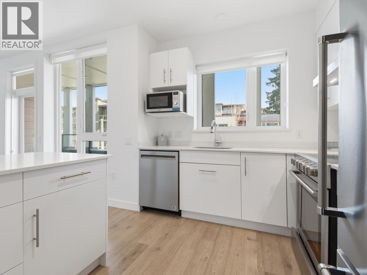 405 2137 CHESTERFIELD AVENUE