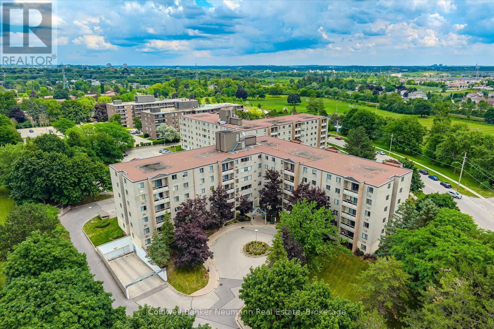 Photo 1 of 50 — 405 - 93 WESTWOOD ROAD Unit 405, Guelph (Willow West/Sugarbush/West Acres), ON N1H7J7