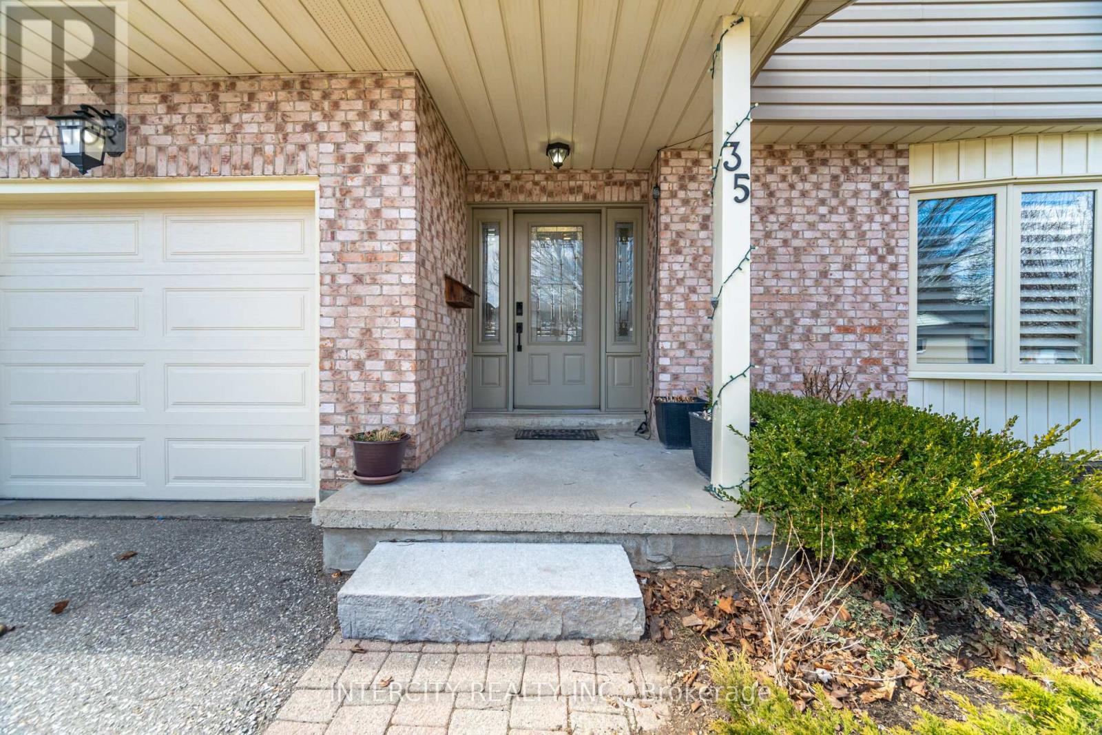 35 LOWER CANADA CRESCENT