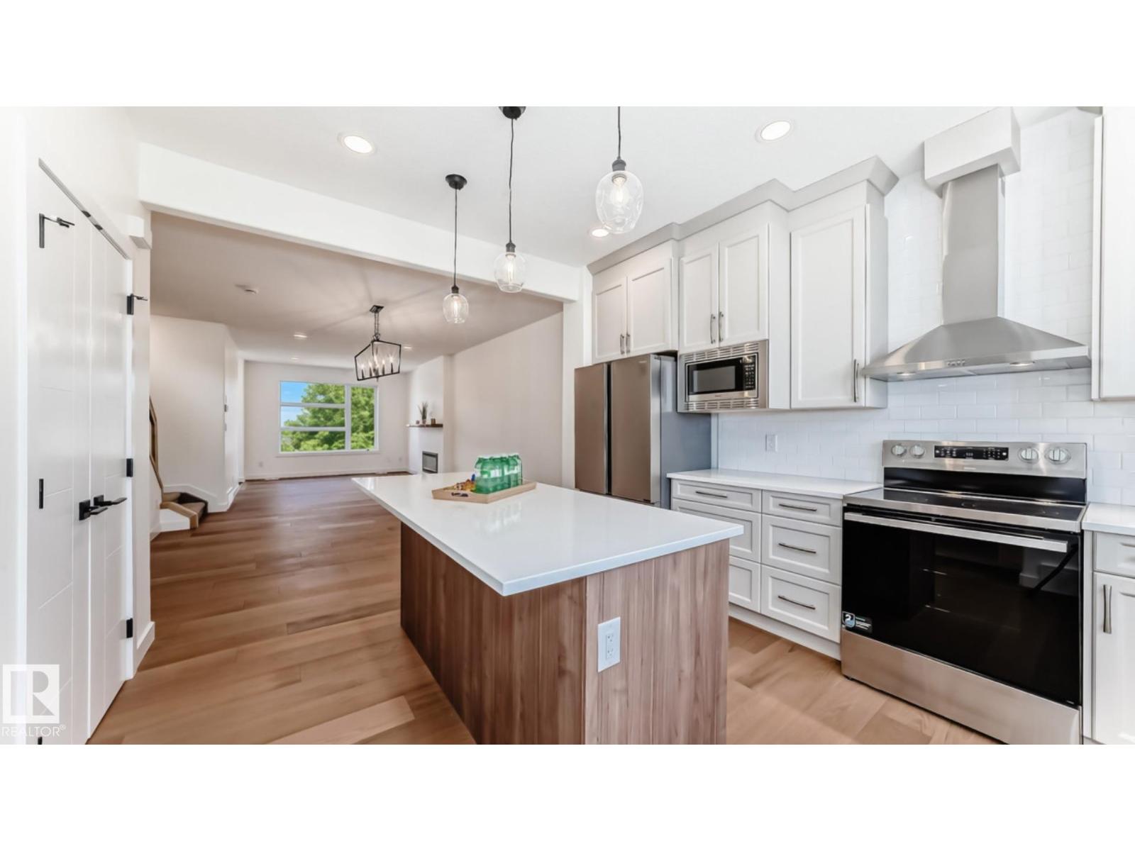 10721 70 AV NW