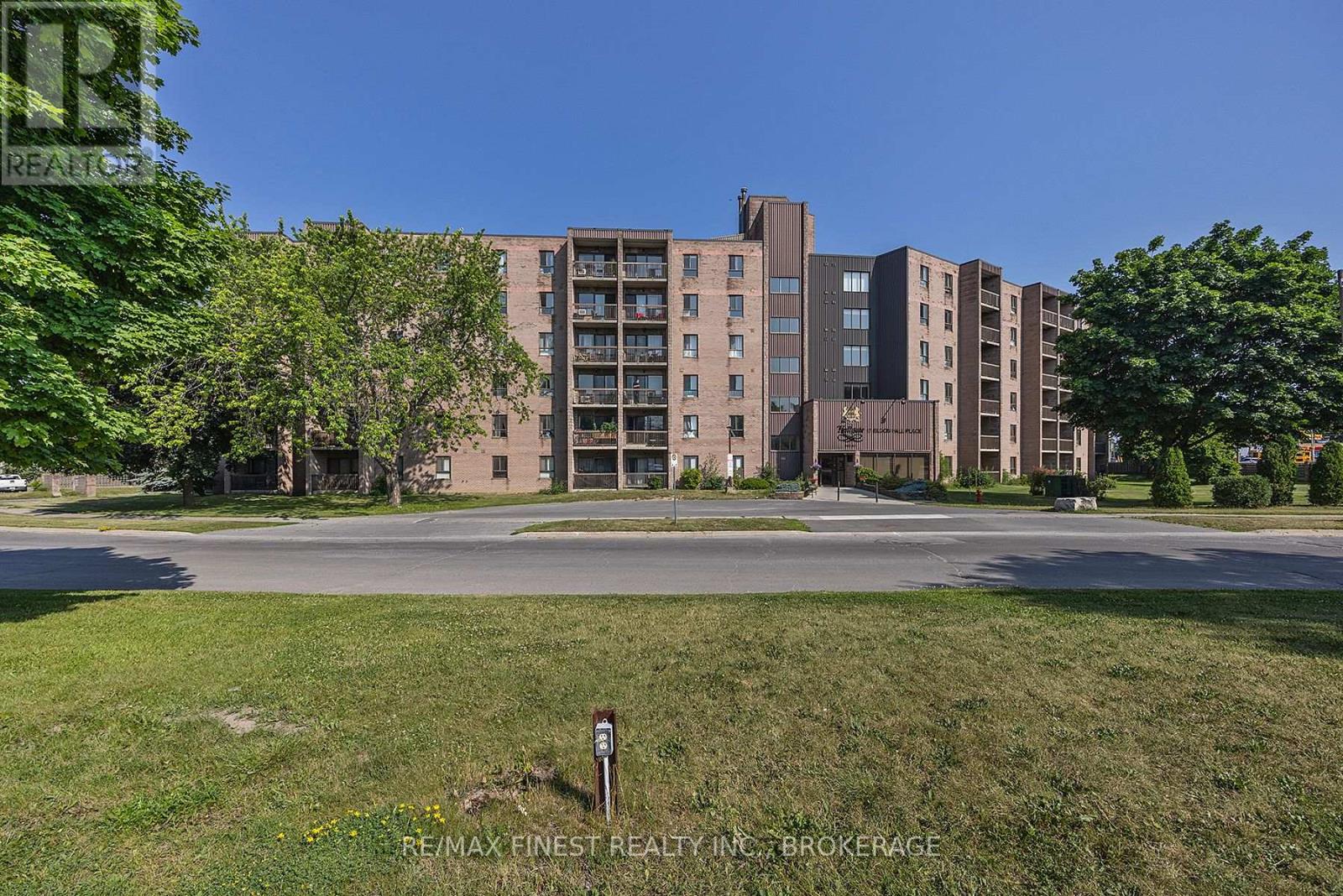 Photo 1 of 34 — 414 - 17 ELDON HALL PLACE Unit 414, Kingston (Central City West), ON K7M7H5