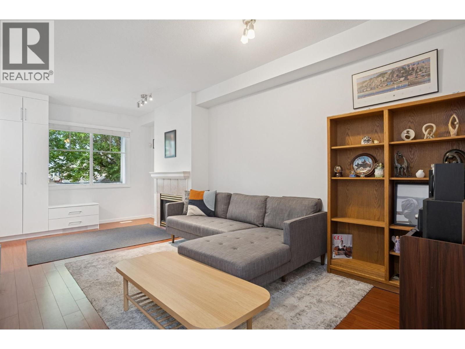 2 6833 LIVINGSTONE PLACE