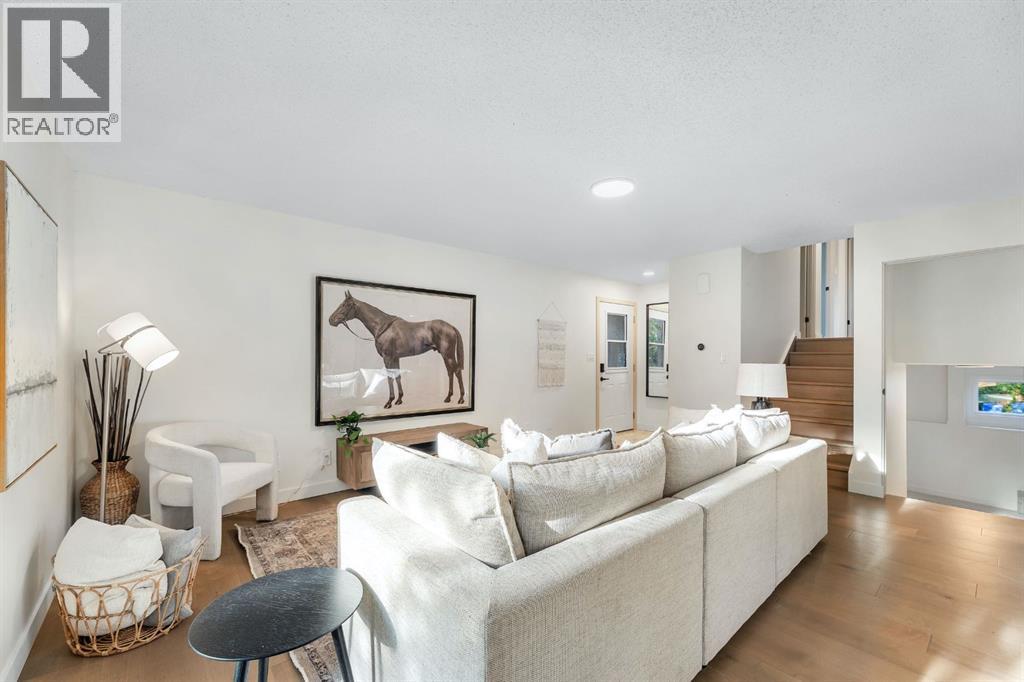 212 Midlawn Close SE