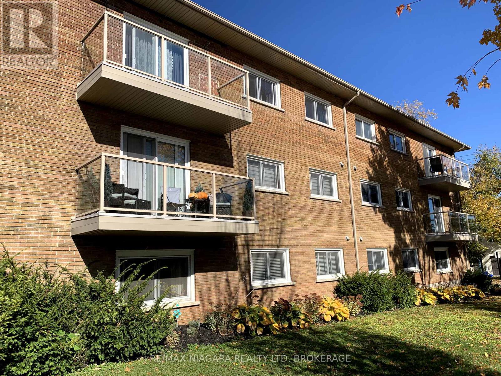 17 SIMCOE STREET