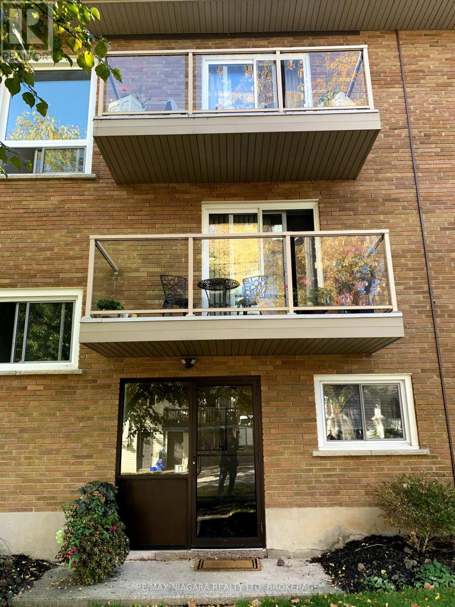 17 SIMCOE STREET