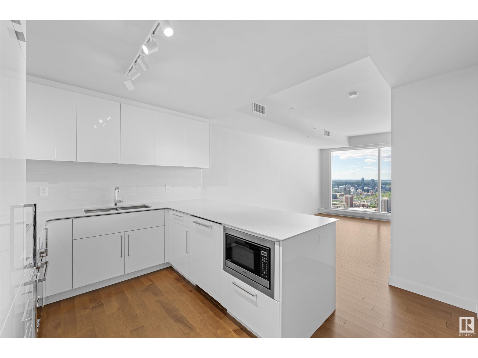 #3310 10360 102 ST NW