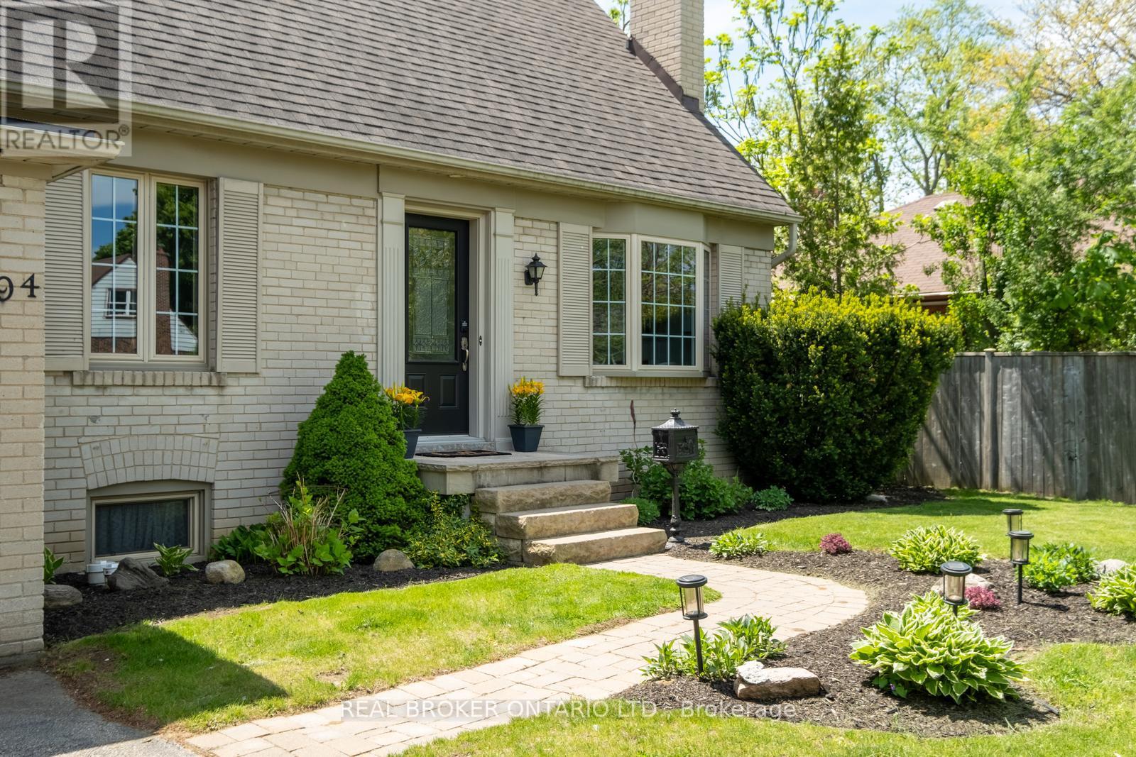 2194 WEDGEWOOD ROAD