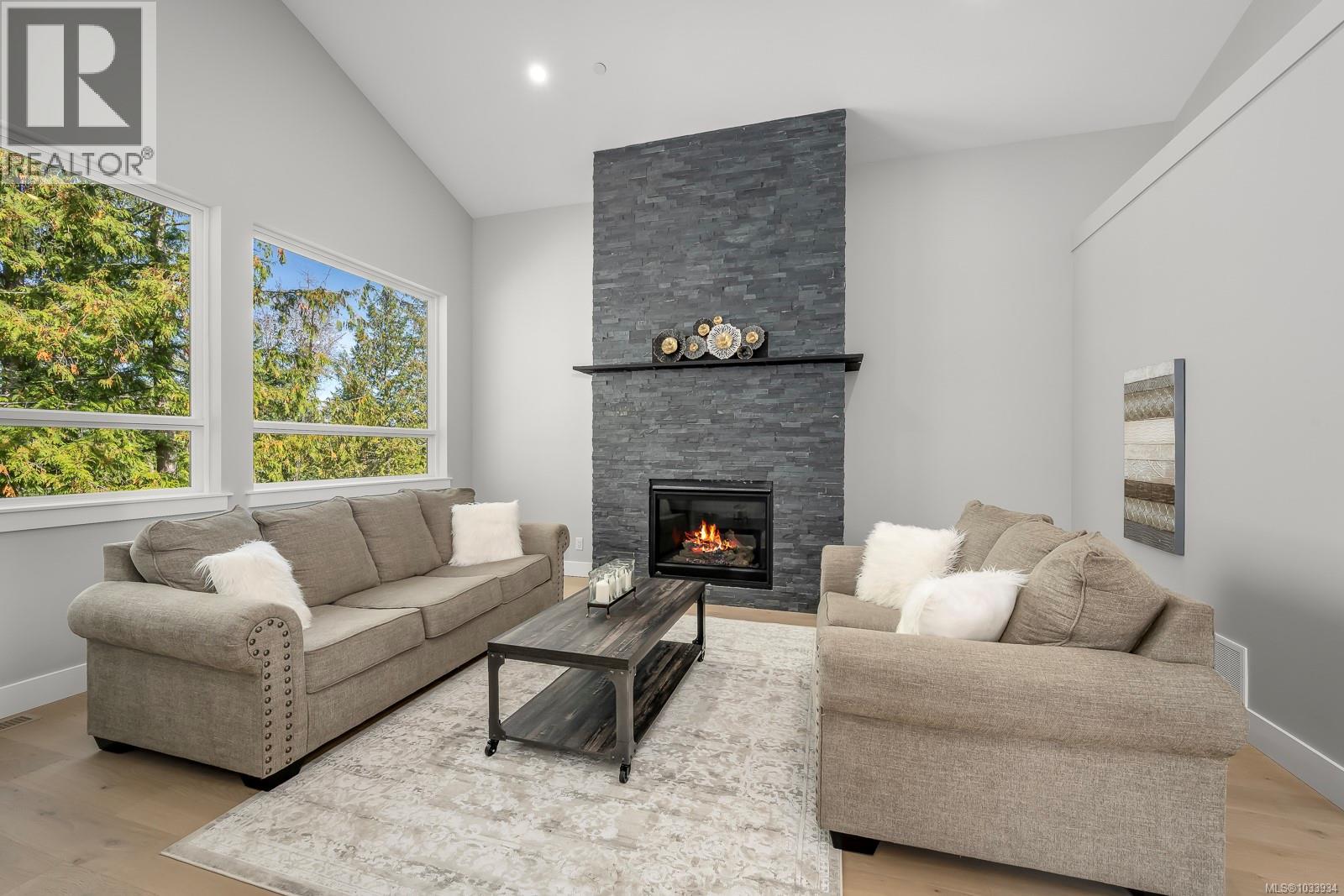 3236 Klanawa Cres