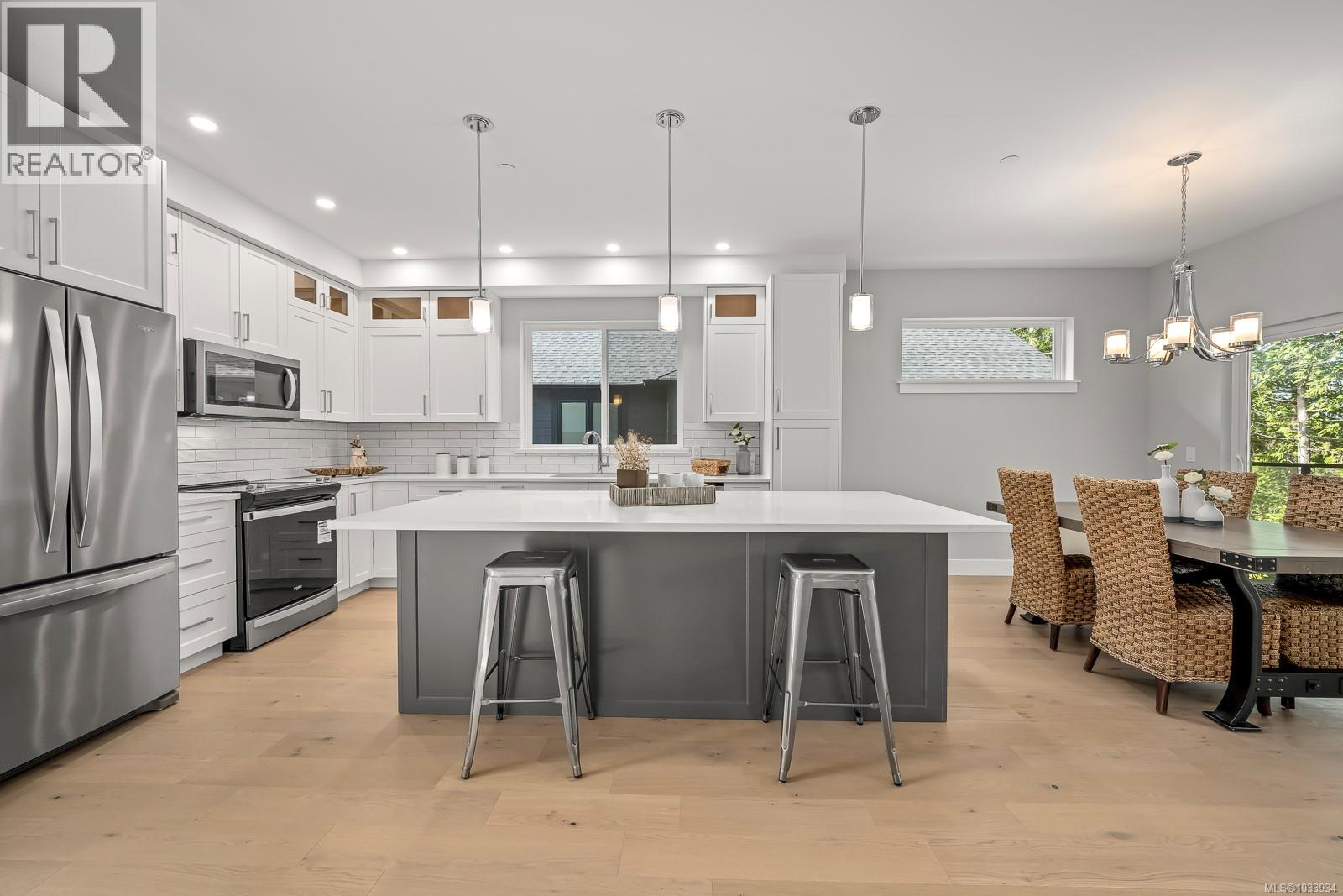 3236 Klanawa Cres