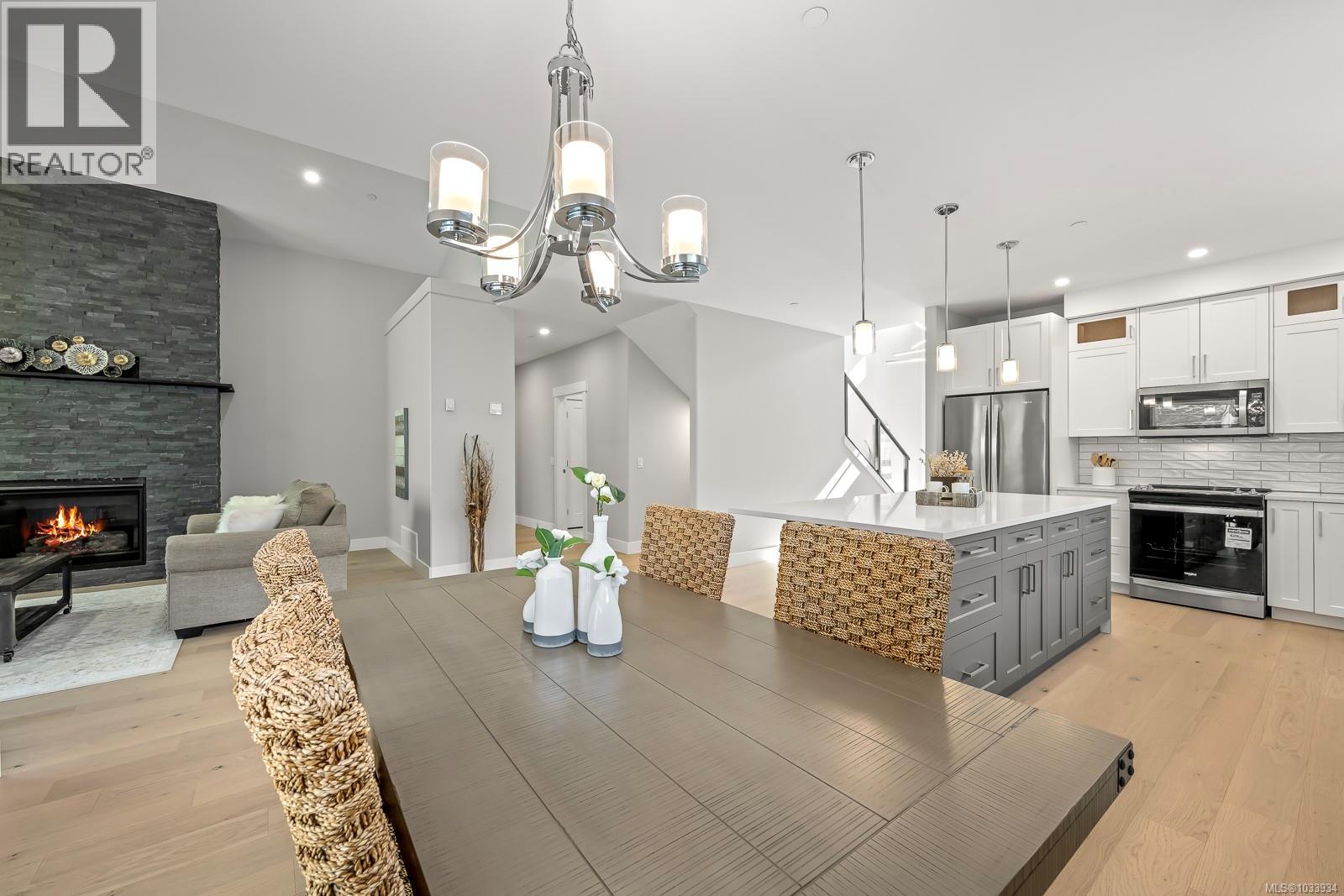 3236 Klanawa Cres