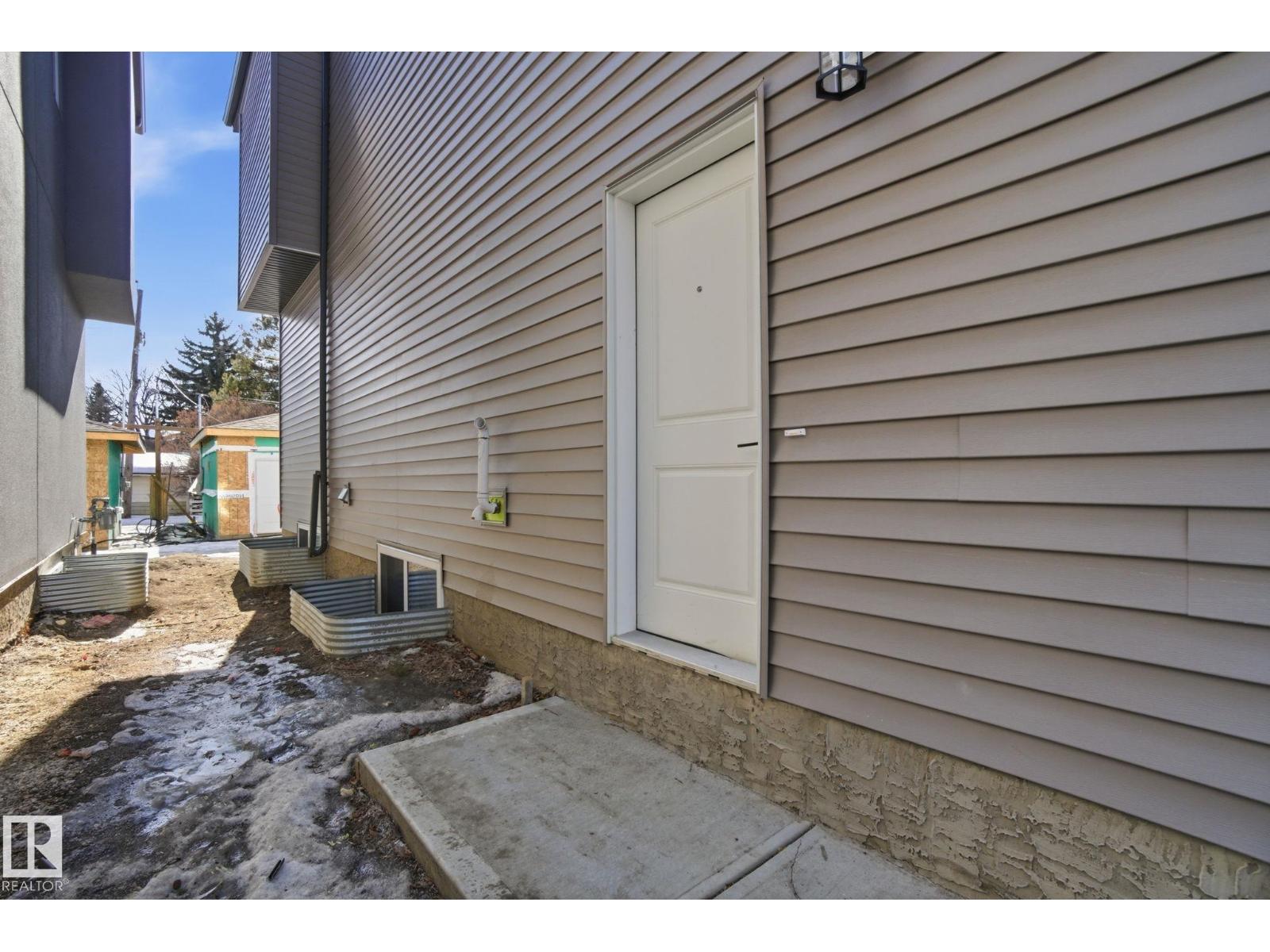 7605 92 AV NW