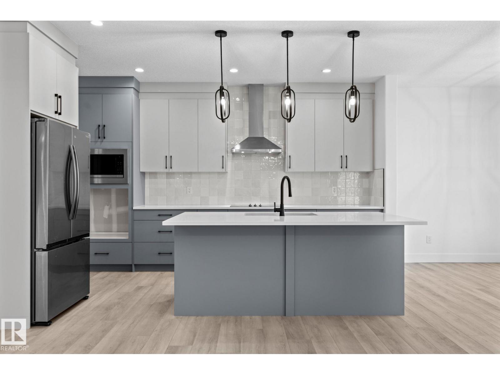 8512 181 AV NW