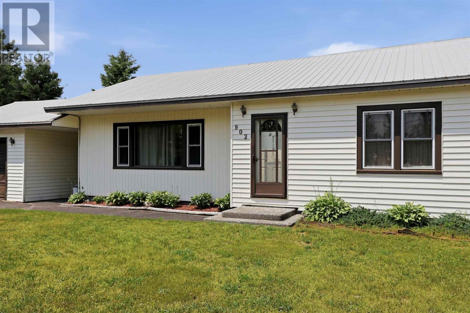 902 Frontenac ST - Photo 2