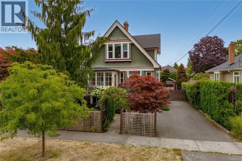 625 Harbinger Ave Victoria BC V8V4H9
