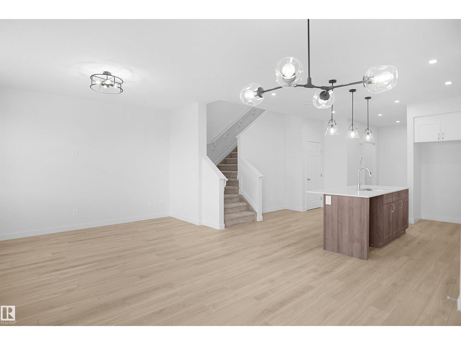8464 183 AV NW
