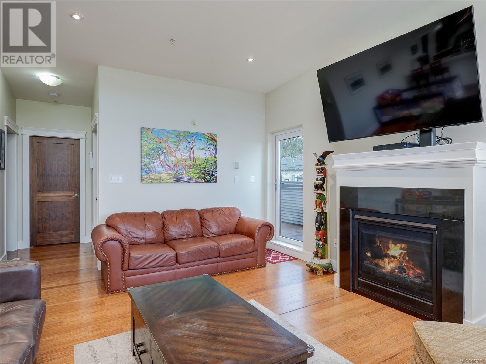 302 6981 East Saanich Rd