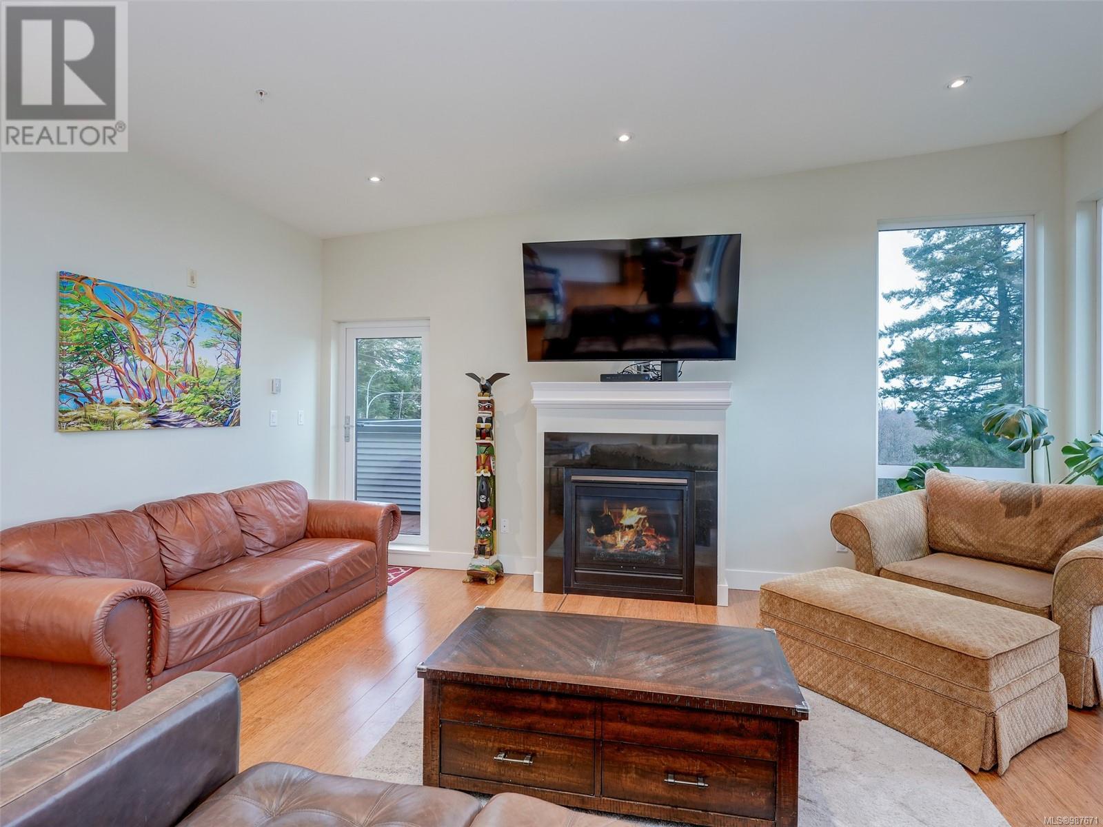 302 6981 East Saanich Rd