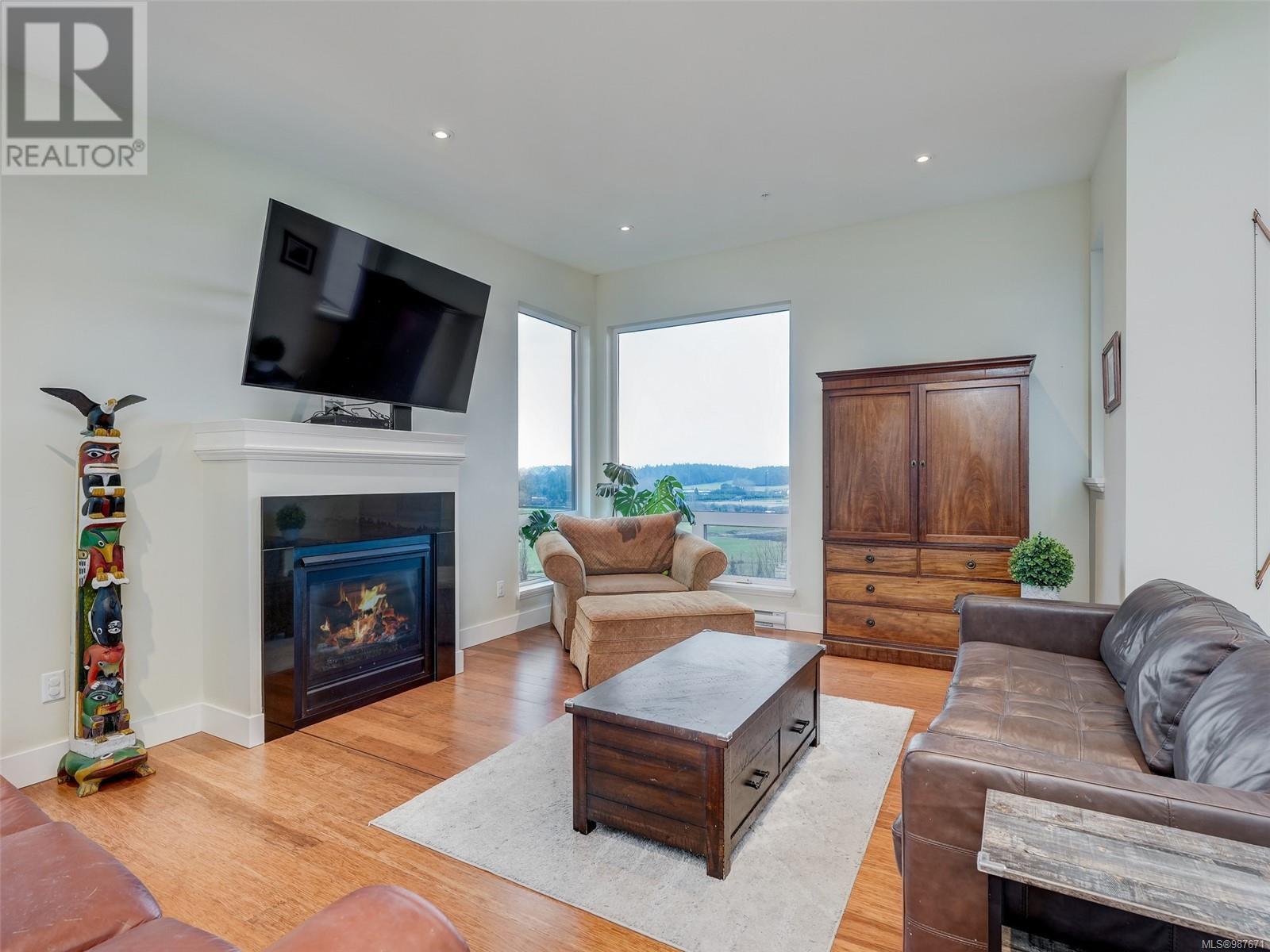 302 6981 East Saanich Rd