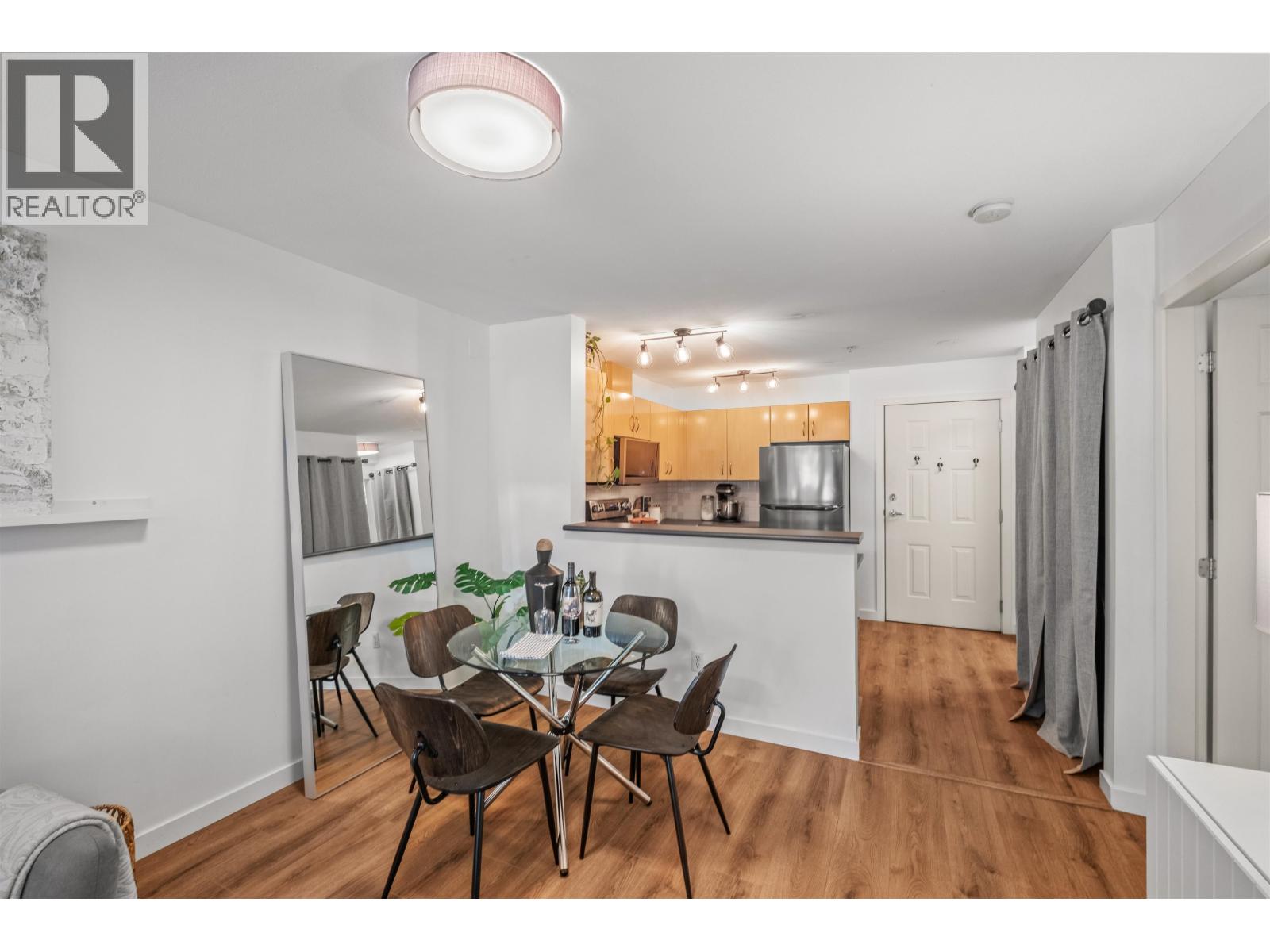 305 305 LONSDALE AVENUE