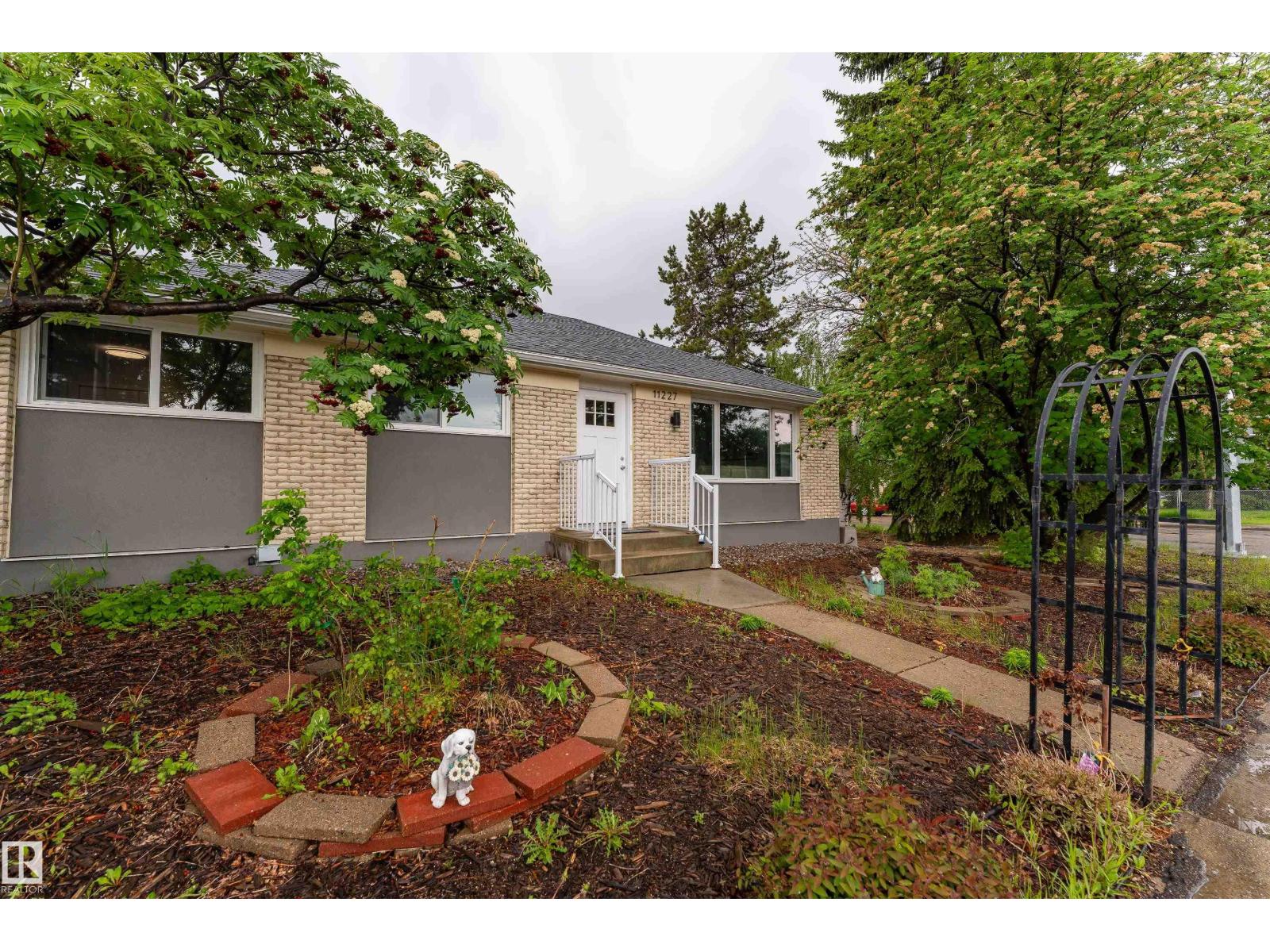 11227 40 AV NW
