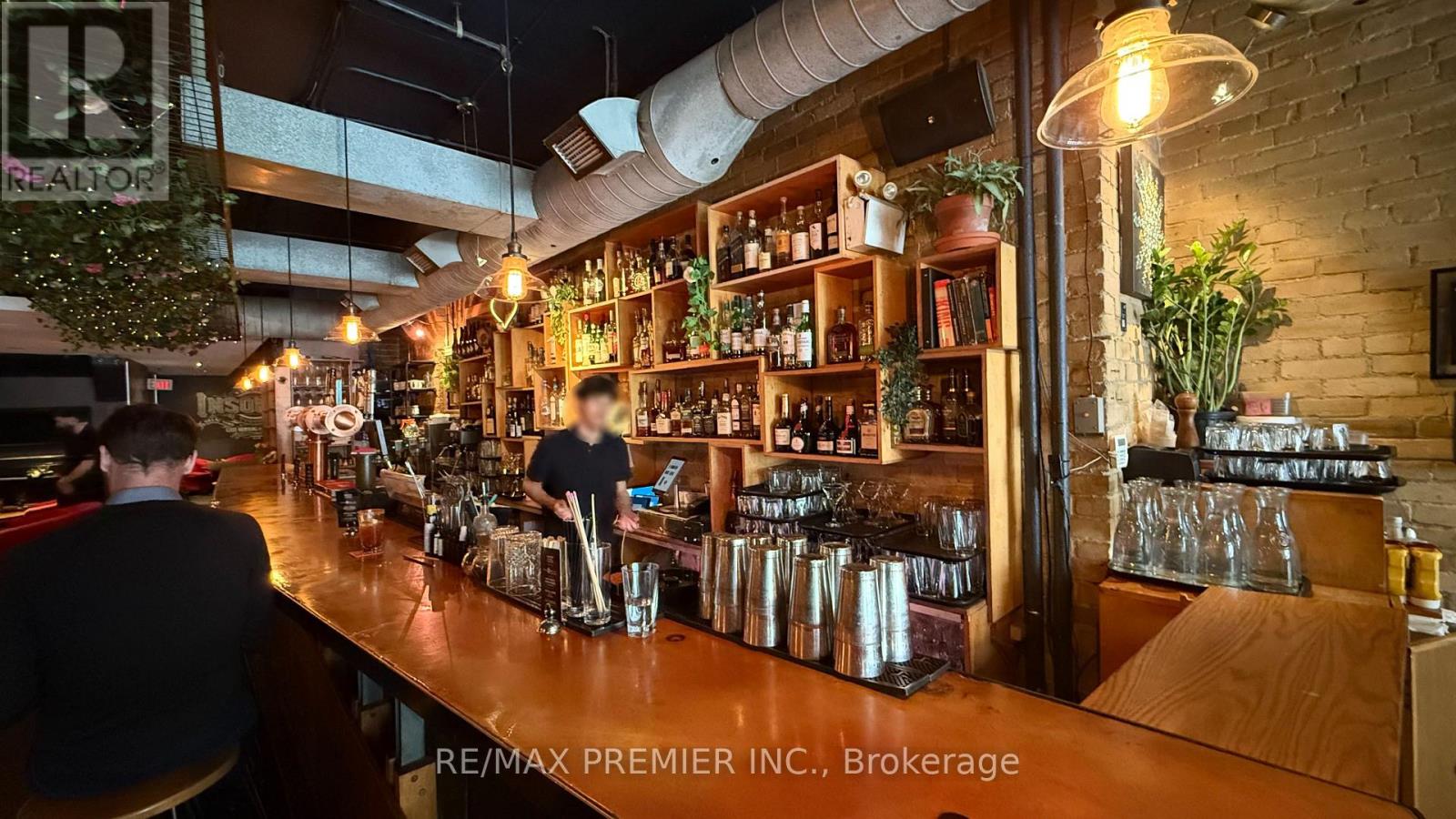 563 BLOOR STREET W